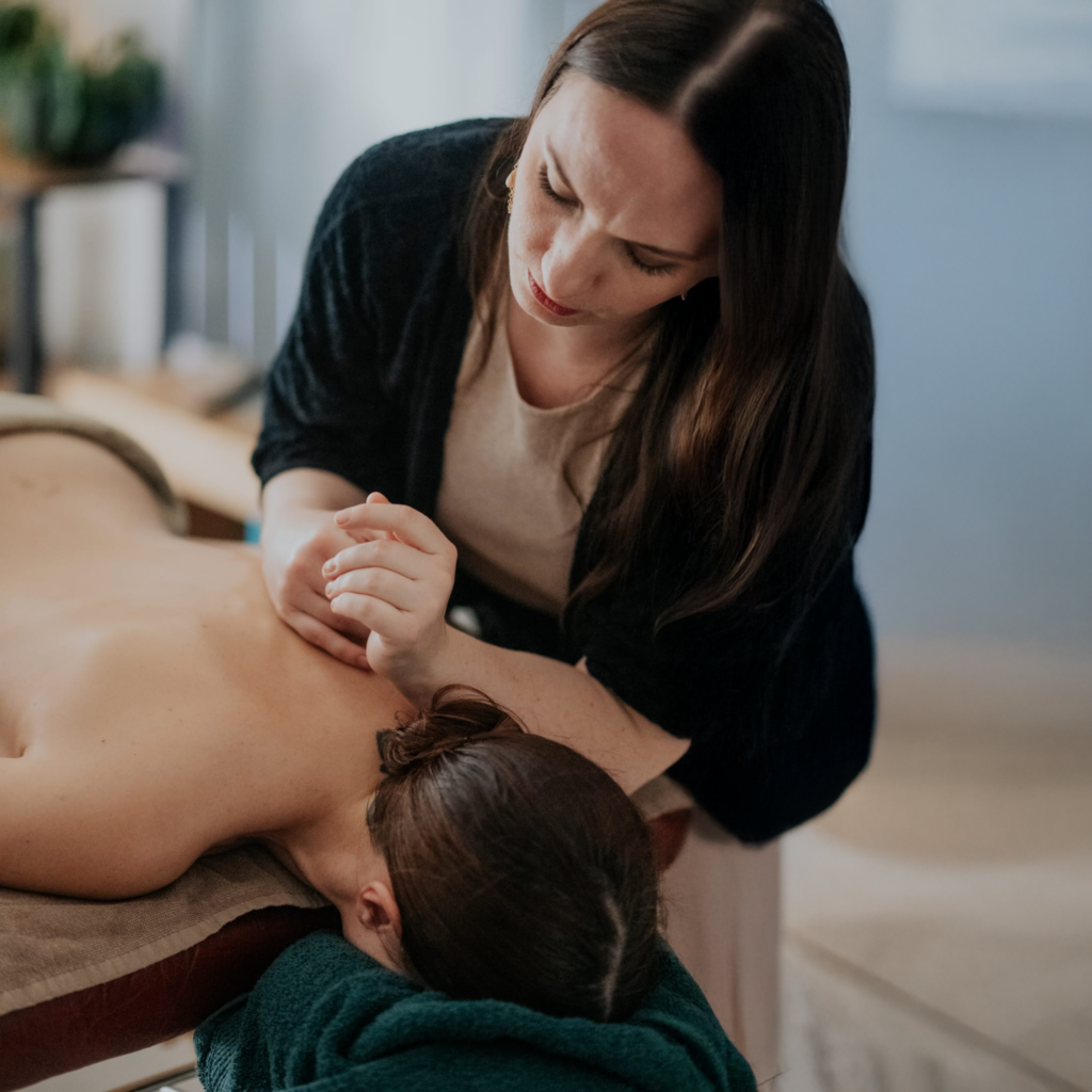 Massage sur mesure avec une cliente, dans sa salon de massage Salon de massage sur mesure L’ODYSSÉE D’AUR’ÔRA à Mérignac