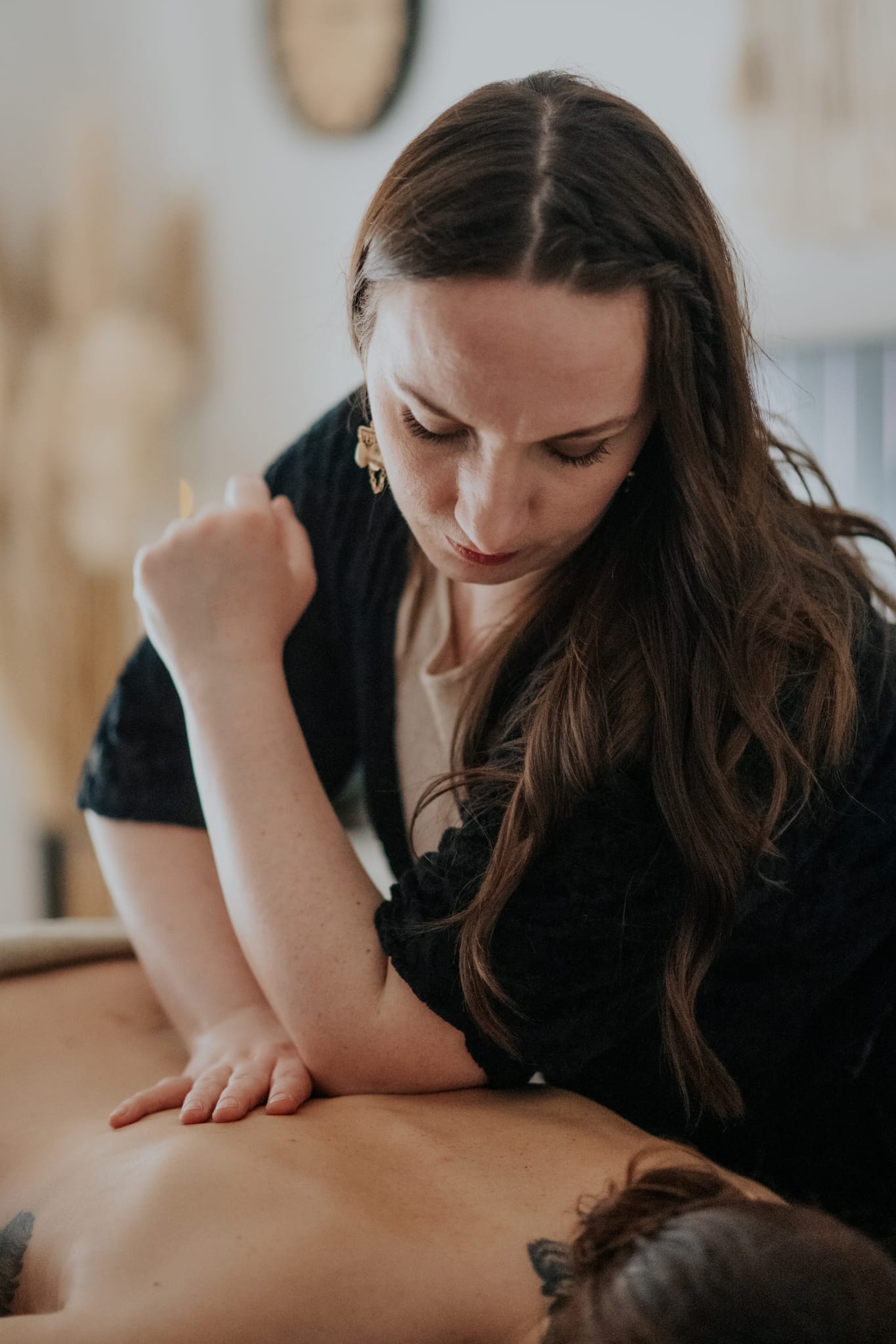 Massage personnalisé et sur mesure avec une cliente, dans son salon de massages à Mérignac