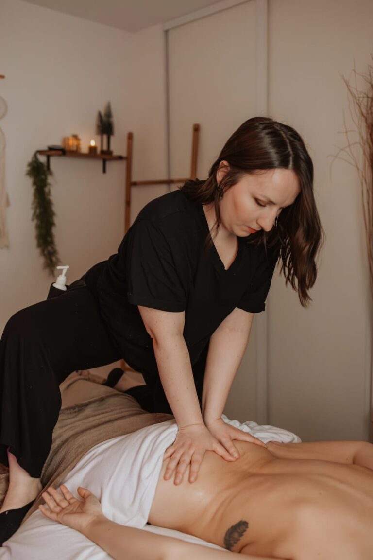 Photo d'Aur'Ôra Massage en plein massage sur mesure avec une cliente, dans sa cabine l'Odyssée à Mérignac