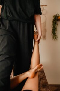 Formation massage stretching thai avec une cliente, dans sa cabine l'Odyssée à Mérignac